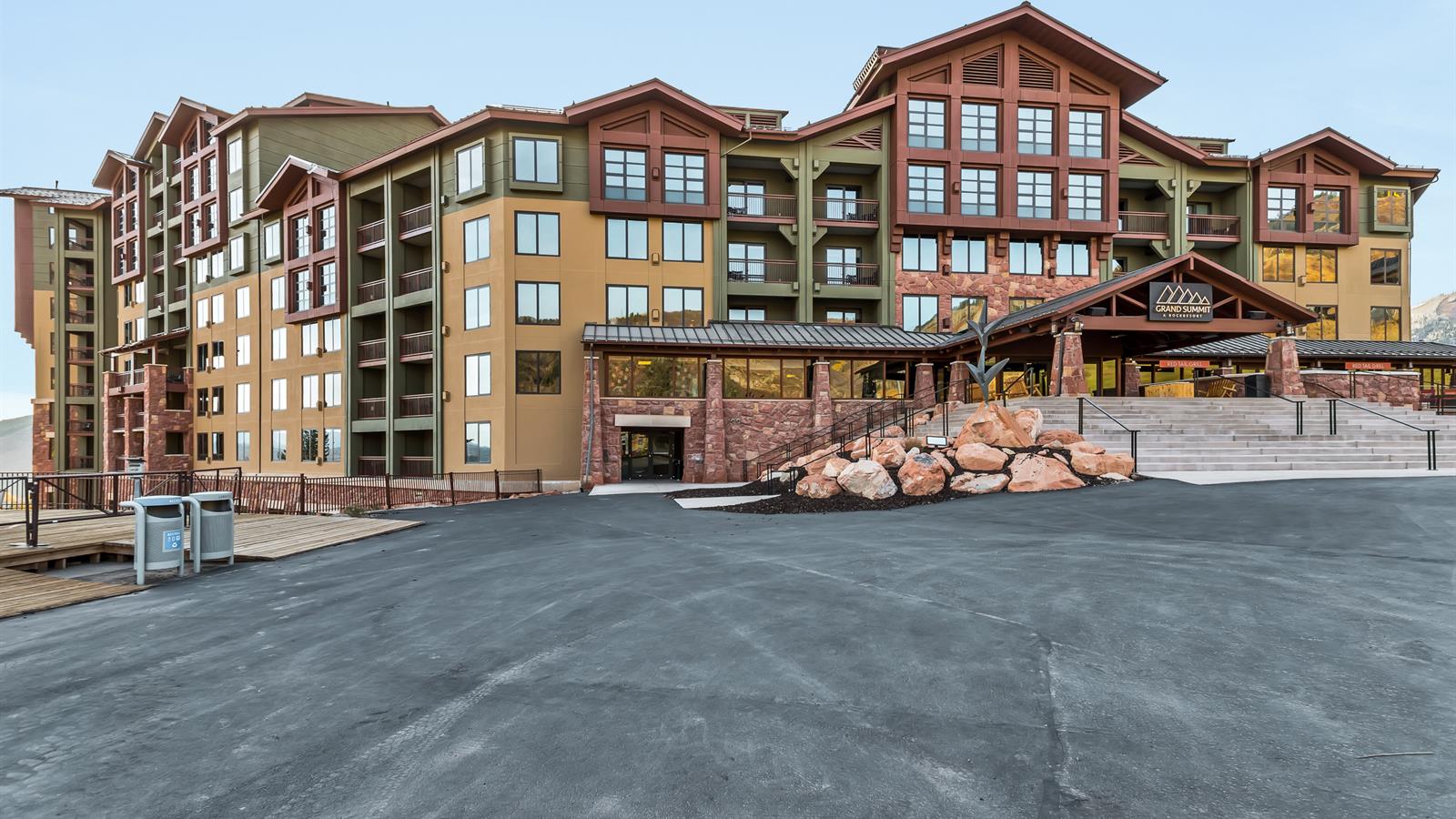 Grand Summit Drive Lofty Living